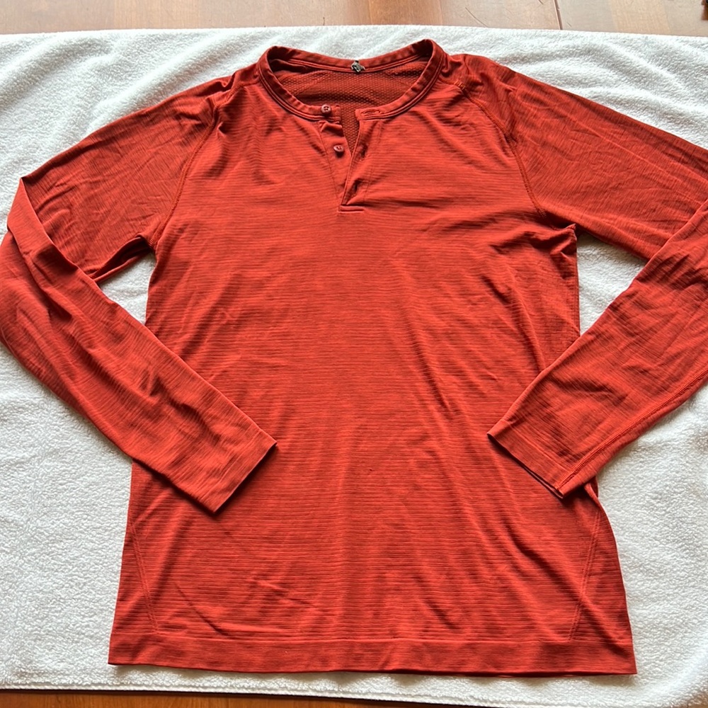 Lululemon mens long sleeve crew neck with 3 buttons. Heathered orange. small.
